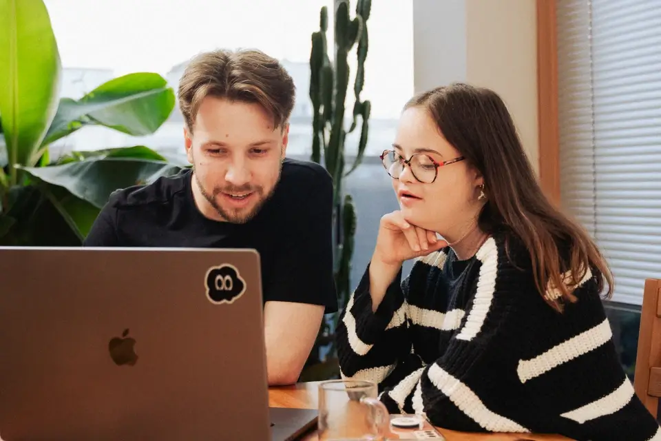 Konstantin und Isabell zusammen während des App-Tests (© Samuel Kuro)