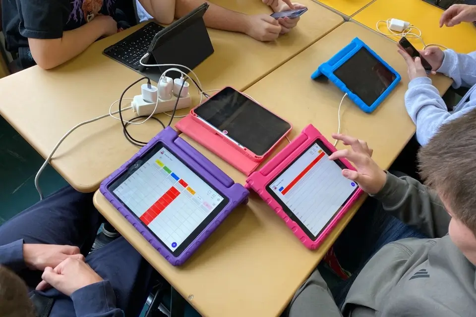 Kids from ASO Knittelfeld using the Independo calendar app.